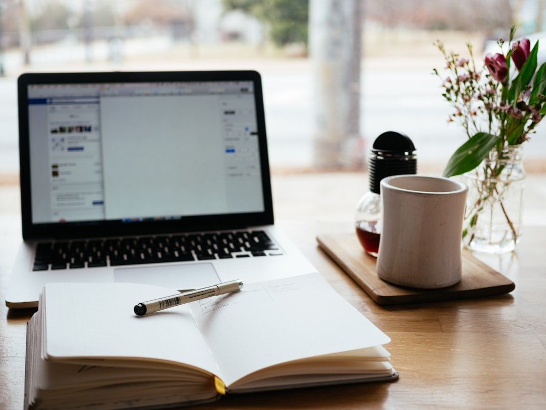Free AI tools for students – notebook and laptop setup for staying organized